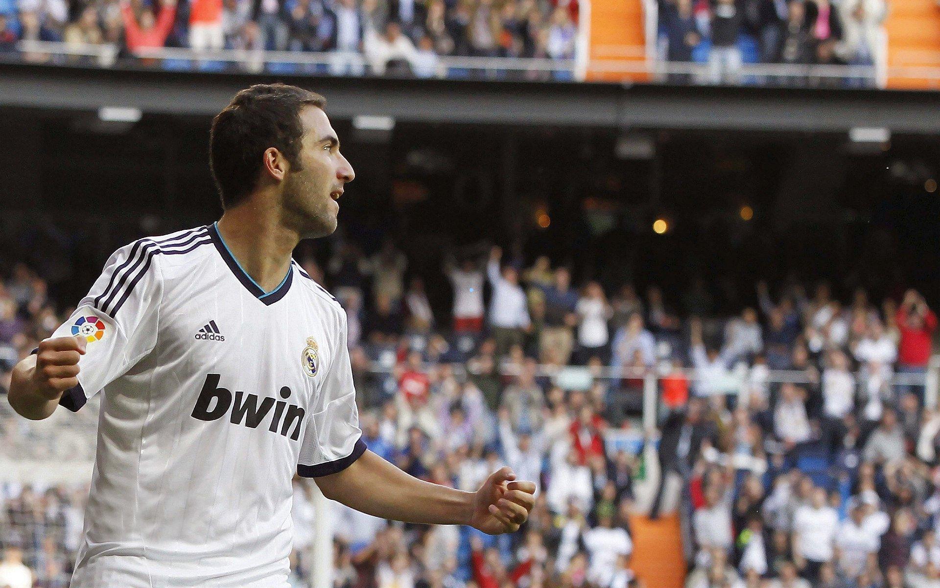 进错门了!莱万欧冠105球辉煌后首度自摆乌龙,历史性瞬间撼动足坛