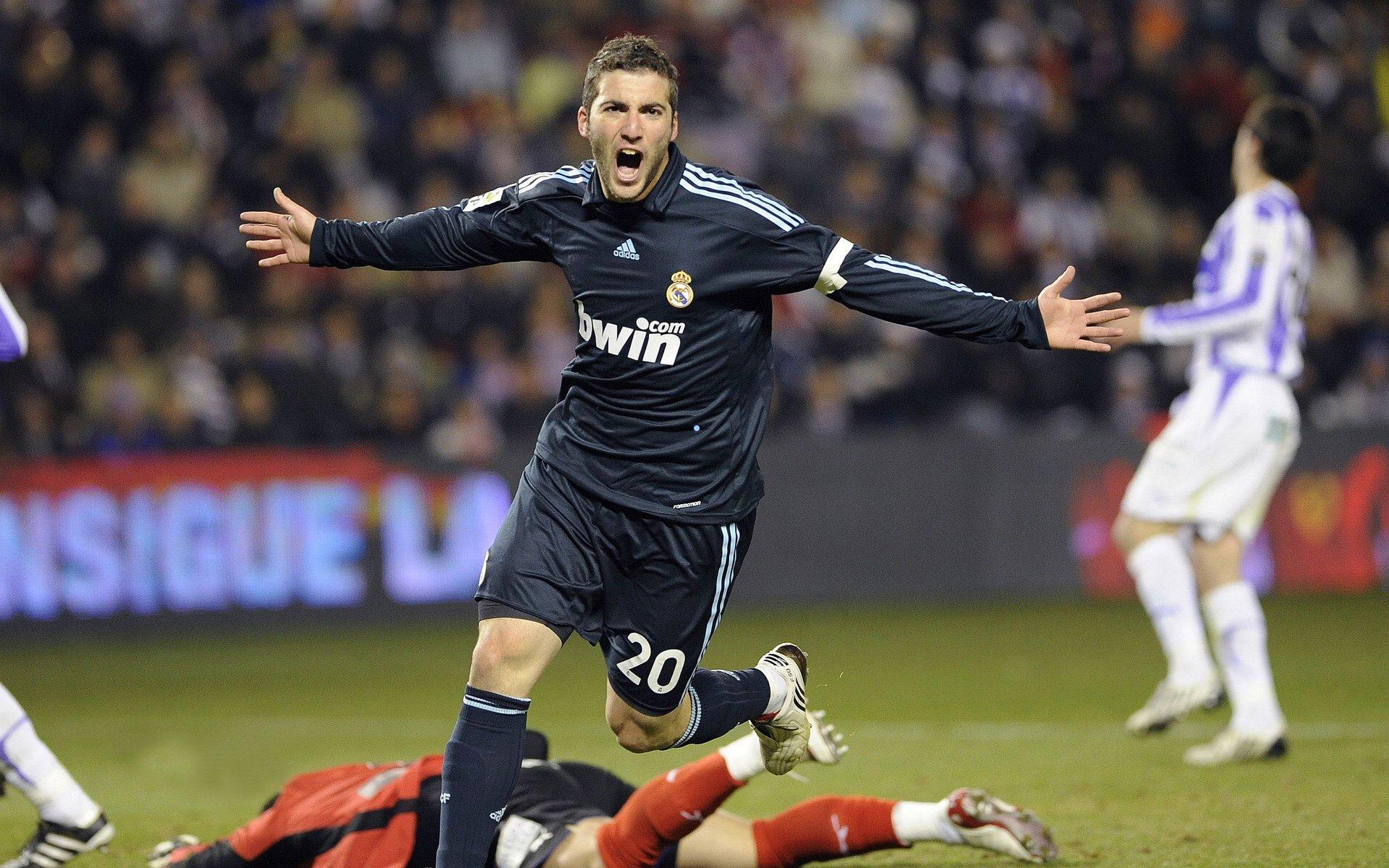 暖心一幕！18岁新星处子球后脱衣为维尼修斯御寒